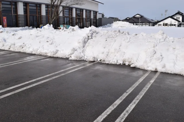 雪が積もった駐車場