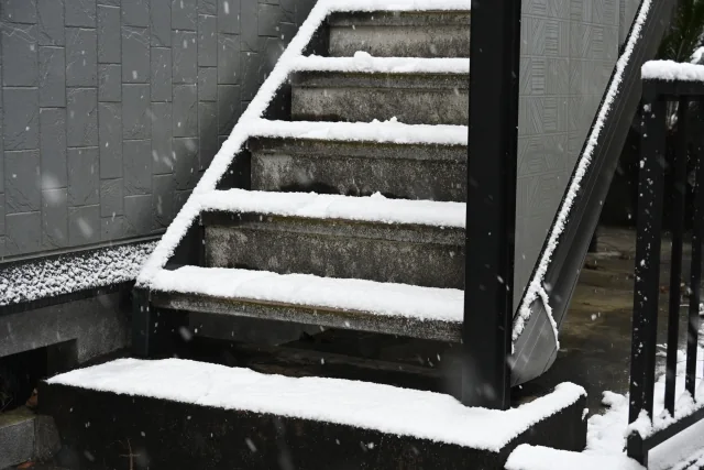 雪が積もった屋外の階段